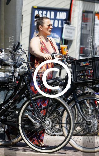 Amsterdam 1 juli 2015 
Trijntje Oosterhuis zwanger met fiets en een vriendin