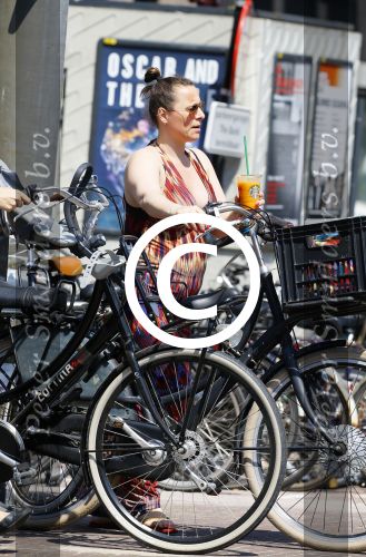Amsterdam 1 juli 2015 
Trijntje Oosterhuis zwanger met fiets en een vriendin