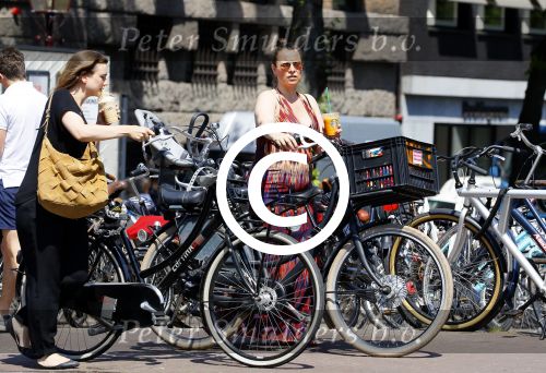 Amsterdam 1 juli 2015 
Trijntje Oosterhuis zwanger met fiets en een vriendin