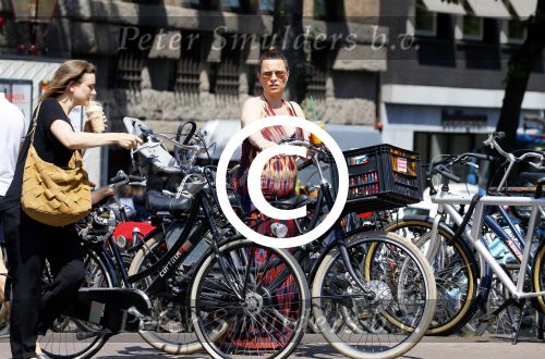 Amsterdam 1 juli 2015 
Trijntje Oosterhuis zwanger met fiets en een vriendin