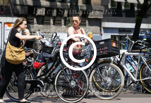 Amsterdam 1 juli 2015 
Trijntje Oosterhuis zwanger met fiets en een vriendin