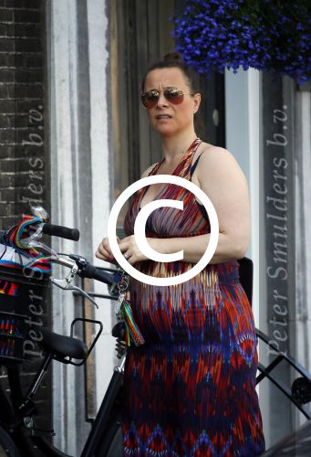 Amsterdam 1 juli 2015 
Trijntje Oosterhuis zwanger met fiets en een vriendin