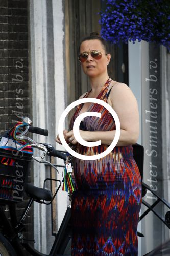 Amsterdam 1 juli 2015 
Trijntje Oosterhuis zwanger met fiets en een vriendin