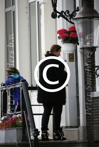 Amsterdam 20 juni 2015  
Trijntje Oosterhuis met zoontje op de fiets in Amsterdam. Trijntje gaat een huis binnen en ze geeft een toerist uitleg over hoe waar naartoe te lopen.