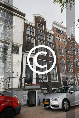 Amsterdam 20 juni 2015  
Trijntje Oosterhuis met zoontje op de fiets in Amsterdam. Trijntje gaat een huis binnen en ze geeft een toerist uitleg over hoe waar naartoe te lopen.