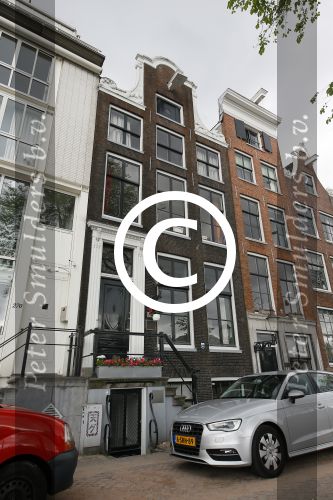 Amsterdam 20 juni 2015  
Trijntje Oosterhuis met zoontje op de fiets in Amsterdam. Trijntje gaat een huis binnen en ze geeft een toerist uitleg over hoe waar naartoe te lopen.