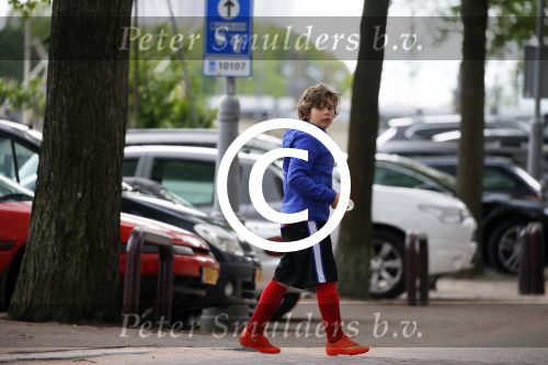 Amsterdam 20 juni 2015  
Trijntje Oosterhuis met zoontje op de fiets in Amsterdam. Trijntje gaat een huis binnen en ze geeft een toerist uitleg over hoe waar naartoe te lopen.