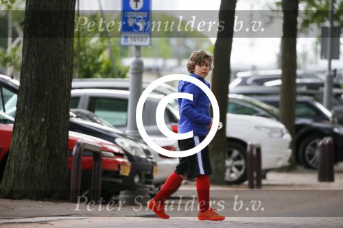 Amsterdam 20 juni 2015  
Trijntje Oosterhuis met zoontje op de fiets in Amsterdam. Trijntje gaat een huis binnen en ze geeft een toerist uitleg over hoe waar naartoe te lopen.