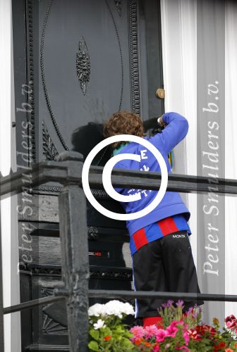 Amsterdam 20 juni 2015  
Trijntje Oosterhuis met zoontje op de fiets in Amsterdam. Trijntje gaat een huis binnen en ze geeft een toerist uitleg over hoe waar naartoe te lopen.