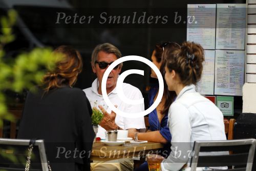 Amsterdam 25 juni 2015 
Ursul de Geer meet (een) vriendin op terras.