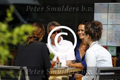 Amsterdam 25 juni 2015 
Ursul de Geer meet (een) vriendin op terras.