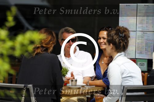 Amsterdam 25 juni 2015 
Ursul de Geer meet (een) vriendin op terras.