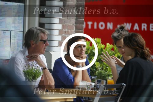 Amsterdam 25 juni 2015 
Ursul de Geer meet (een) vriendin op terras.