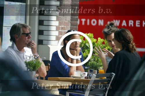 Amsterdam 25 juni 2015 
Ursul de Geer meet (een) vriendin op terras.