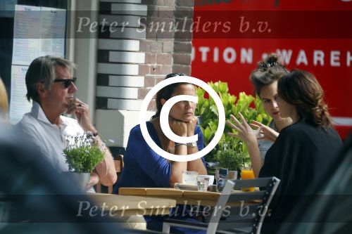 Amsterdam 25 juni 2015 
Ursul de Geer meet (een) vriendin op terras.