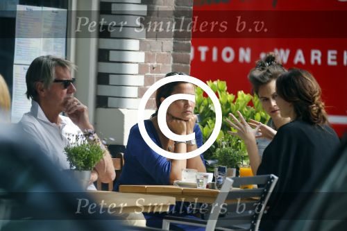 Amsterdam 25 juni 2015 
Ursul de Geer meet (een) vriendin op terras.