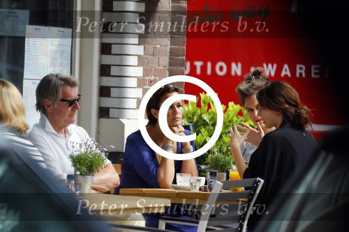 Amsterdam 25 juni 2015 
Ursul de Geer meet (een) vriendin op terras.