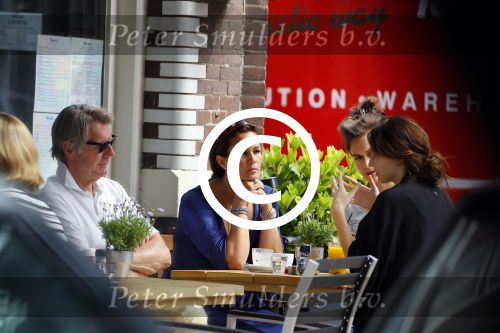 Amsterdam 25 juni 2015 
Ursul de Geer meet (een) vriendin op terras.