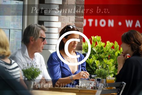 Amsterdam 25 juni 2015 
Ursul de Geer meet (een) vriendin op terras.
