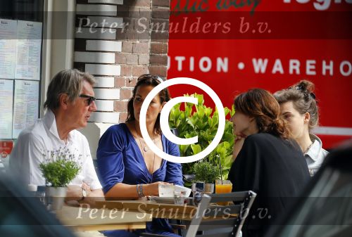 Amsterdam 25 juni 2015 
Ursul de Geer meet (een) vriendin op terras.