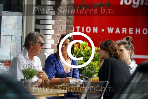 Amsterdam 25 juni 2015 
Ursul de Geer meet (een) vriendin op terras.