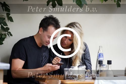 Amsterdam 10 augustus 2015  
Vivian Reijs met een kennis op terras.