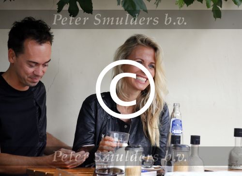 Amsterdam 10 augustus 2015  
Vivian Reijs met een kennis op terras.