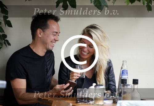Amsterdam 10 augustus 2015  
Vivian Reijs met een kennis op terras.
