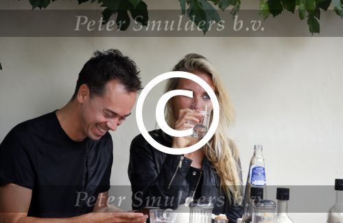 Amsterdam 10 augustus 2015  
Vivian Reijs met een kennis op terras.