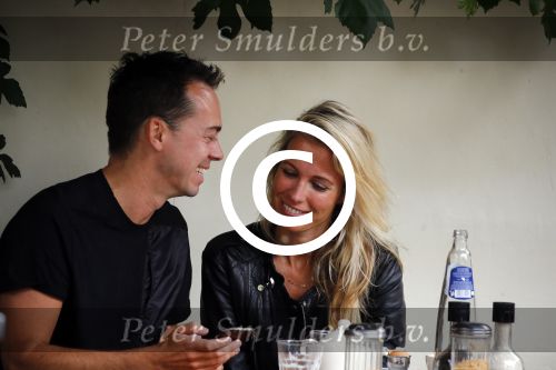 Amsterdam 10 augustus 2015  
Vivian Reijs met een kennis op terras.