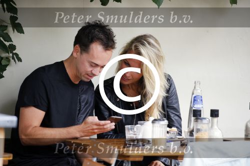 Amsterdam 10 augustus 2015  
Vivian Reijs met een kennis op terras.