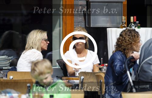 Amsterdam 17 juni 2015
Wendy v Dijk met een vriendin op terras