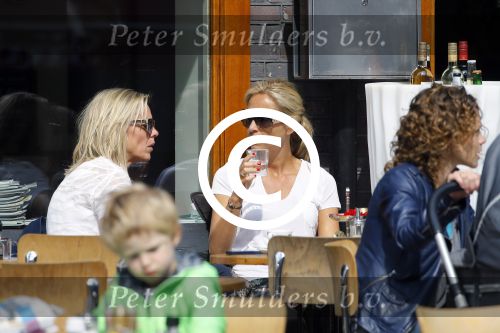 Amsterdam 17 juni 2015
Wendy v Dijk met een vriendin op terras