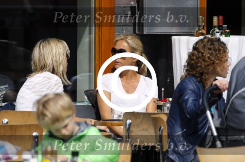 Amsterdam 17 juni 2015
Wendy v Dijk met een vriendin op terras
