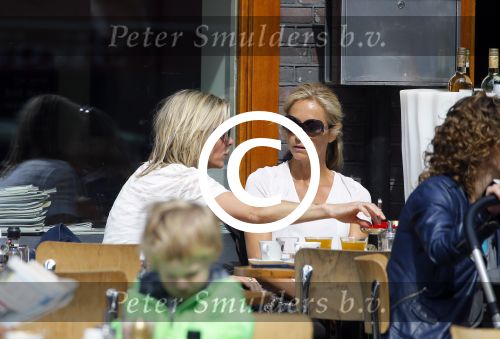 Amsterdam 17 juni 2015
Wendy v Dijk met een vriendin op terras