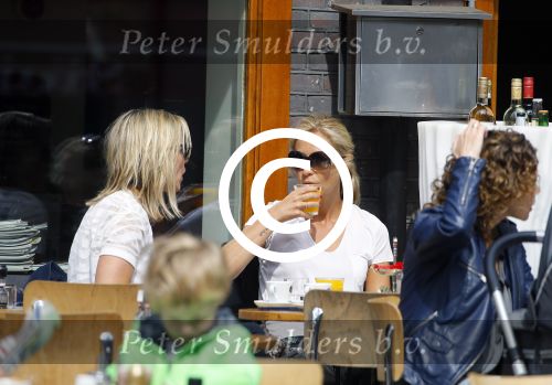 Amsterdam 17 juni 2015
Wendy v Dijk met een vriendin op terras