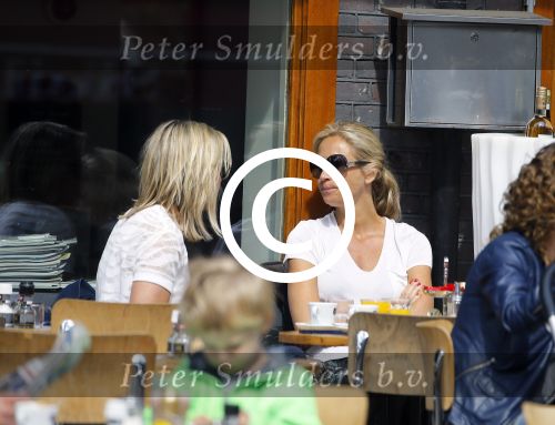 Amsterdam 17 juni 2015
Wendy v Dijk met een vriendin op terras