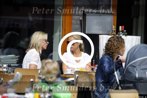 Amsterdam 17 juni 2015
Wendy v Dijk met een vriendin op terras