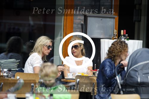 Amsterdam 17 juni 2015
Wendy v Dijk met een vriendin op terras