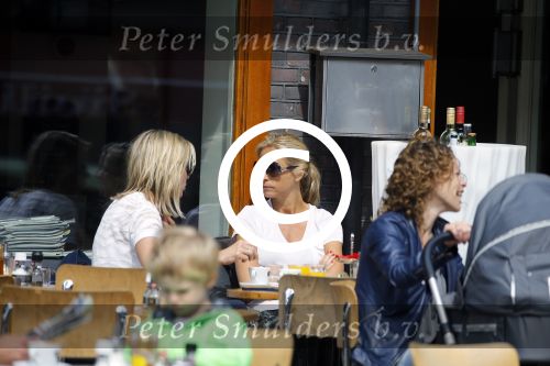 Amsterdam 17 juni 2015
Wendy v Dijk met een vriendin op terras