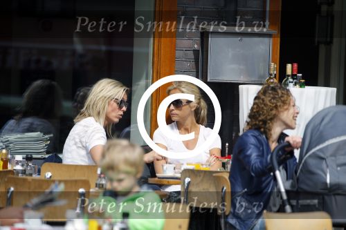 Amsterdam 17 juni 2015
Wendy v Dijk met een vriendin op terras