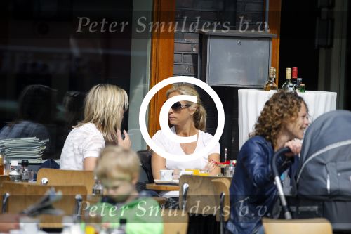 Amsterdam 17 juni 2015
Wendy v Dijk met een vriendin op terras