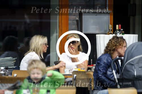 Amsterdam 17 juni 2015
Wendy v Dijk met een vriendin op terras