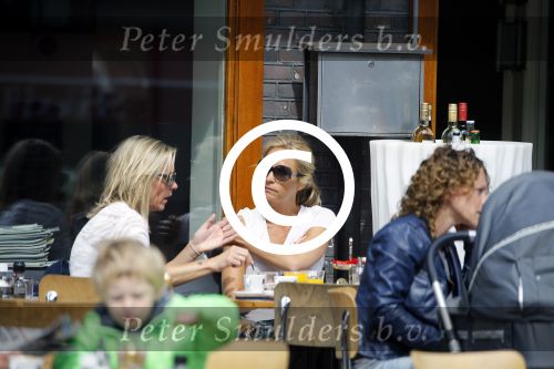 Amsterdam 17 juni 2015
Wendy v Dijk met een vriendin op terras