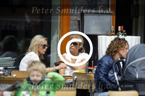 Amsterdam 17 juni 2015
Wendy v Dijk met een vriendin op terras