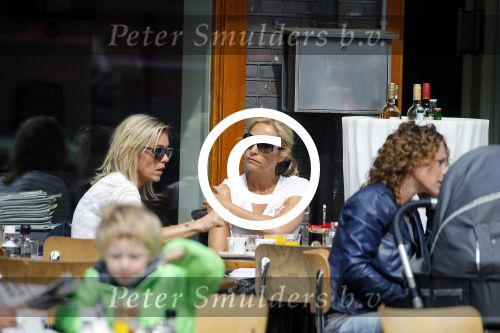 Amsterdam 17 juni 2015
Wendy v Dijk met een vriendin op terras