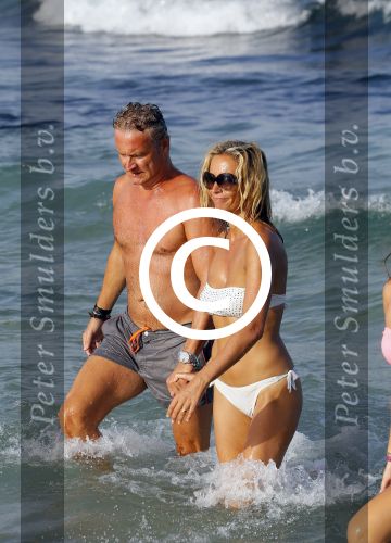 ibiza 29 juli 2015
Wendy v Dijk met Sem Lizzy haar moeder en man Erland Galjaard en zijn kinderen uit eerste huwelijk op strand van Coco beach. Herman den Blijker zijn zoon en vrouw alsmede John Ewbank dochter Day en Kelly Weekers zijn ook aanwezig