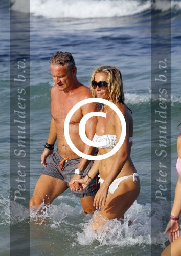 ibiza 29 juli 2015
Wendy v Dijk met Sem Lizzy haar moeder en man Erland Galjaard en zijn kinderen uit eerste huwelijk op strand van Coco beach. Herman den Blijker zijn zoon en vrouw alsmede John Ewbank dochter Day en Kelly Weekers zijn ook aanwezig