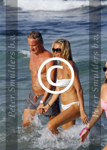 ibiza 29 juli 2015
Wendy v Dijk met Sem Lizzy haar moeder en man Erland Galjaard en zijn kinderen uit eerste huwelijk op strand van Coco beach. Herman den Blijker zijn zoon en vrouw alsmede John Ewbank dochter Day en Kelly Weekers zijn ook aanwezig