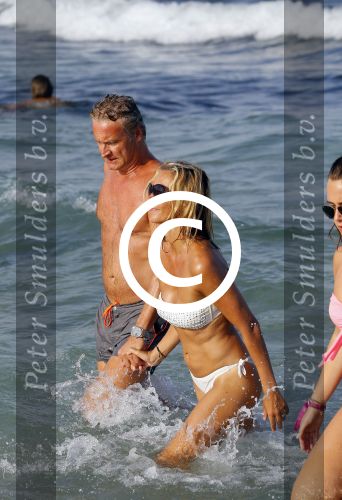 ibiza 29 juli 2015
Wendy v Dijk met Sem Lizzy haar moeder en man Erland Galjaard en zijn kinderen uit eerste huwelijk op strand van Coco beach. Herman den Blijker zijn zoon en vrouw alsmede John Ewbank dochter Day en Kelly Weekers zijn ook aanwezig
